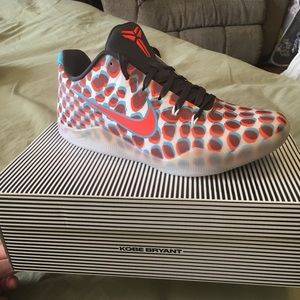 Men’s brand new Kobe Bryant Sneaker